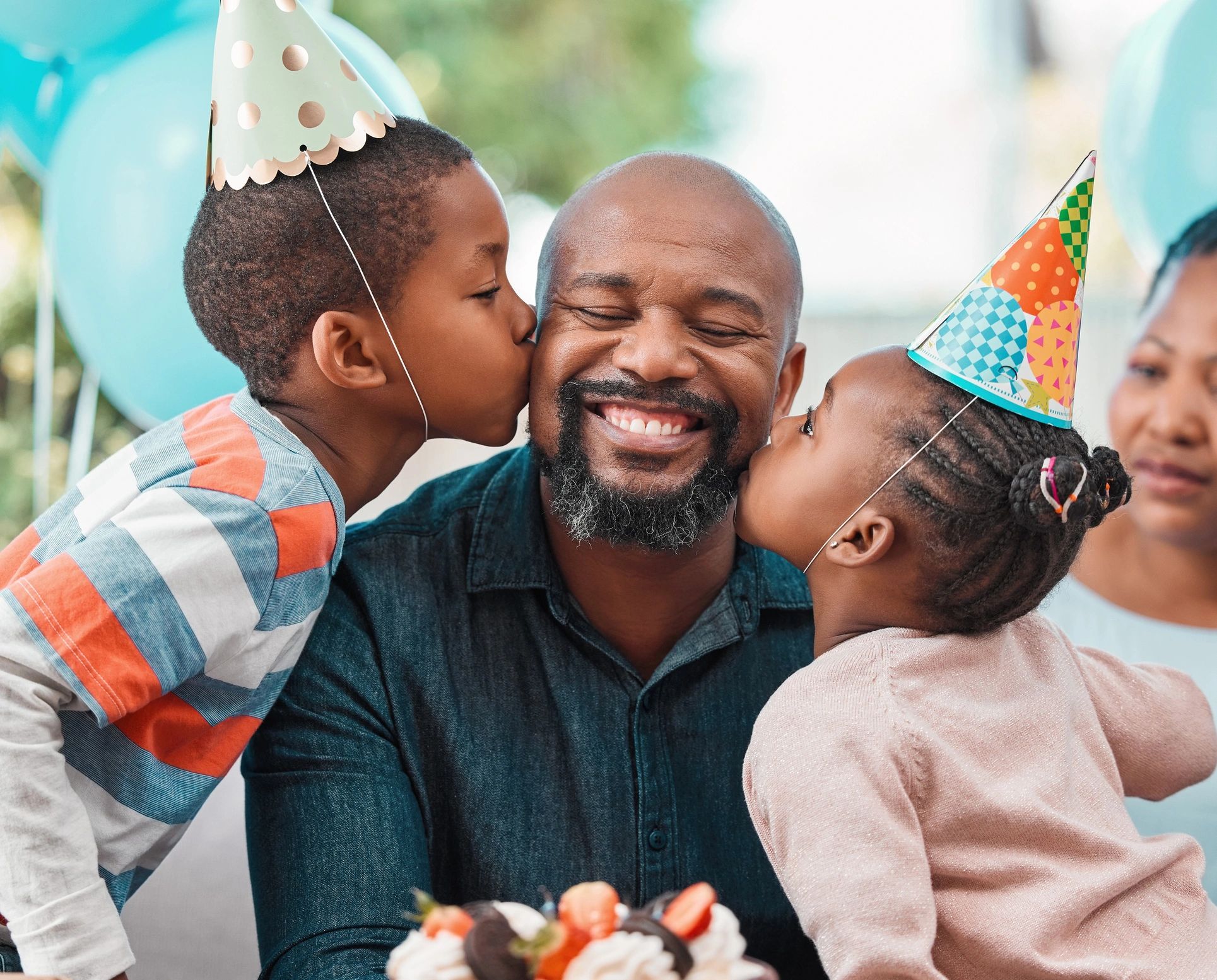 Família celebrando em festa infantil