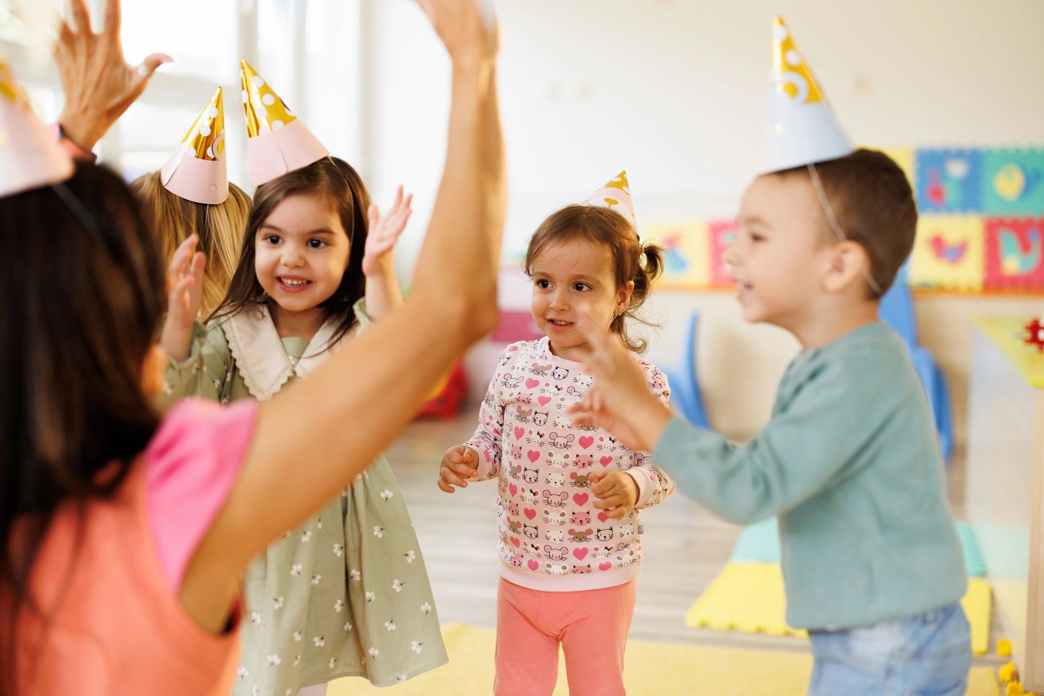 Crianças felizes em festa infantil colorida